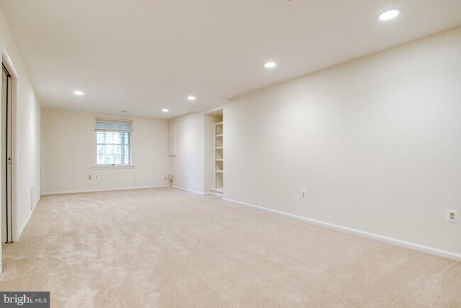 Building Photo - 1646 Montmorency Dr