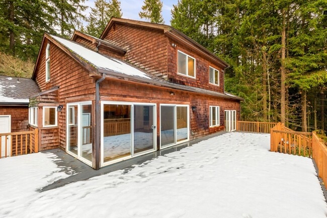 Building Photo - Private 4 Bedroom Retreat on 5-Acres Cottage Lake