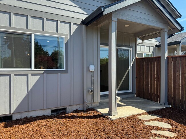Building Photo - Newer 3 bedroom, 2.5 bath duplex in desirable neighborhood!
