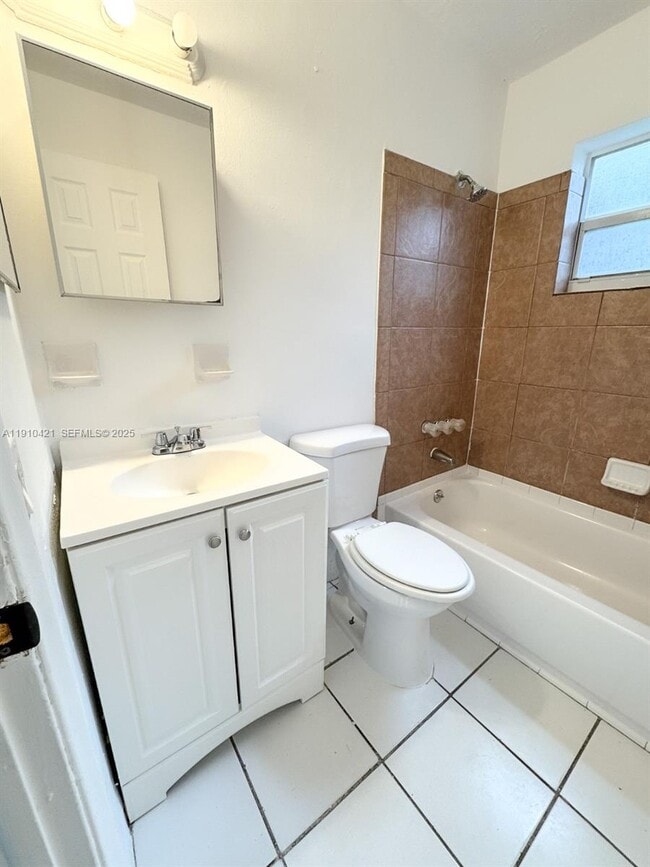 Building Photo - 2840 NW 15th Ct