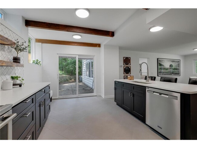 Building Photo - 5111 Colonial Dr