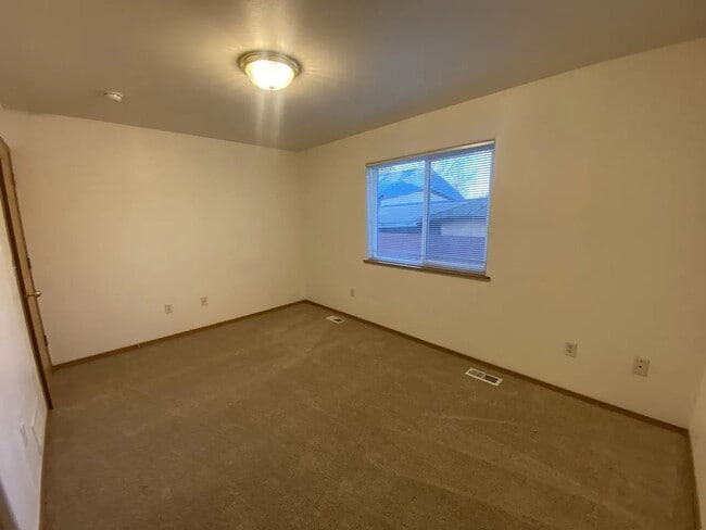 Building Photo - 2 Bedroom, 1 Bathroom in Southwest Anchorage.