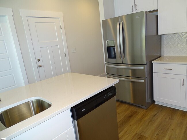 Building Photo - 146 Bromes Way