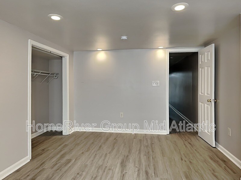 Building Photo - 702 Dolphin St