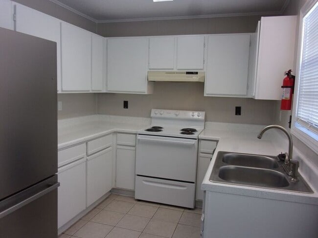 Building Photo - 2 Bedroom 1 Bath Ground Floor Apartment