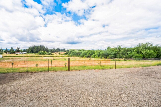 Building Photo - 1/2 off first month's rent and free Samsun...