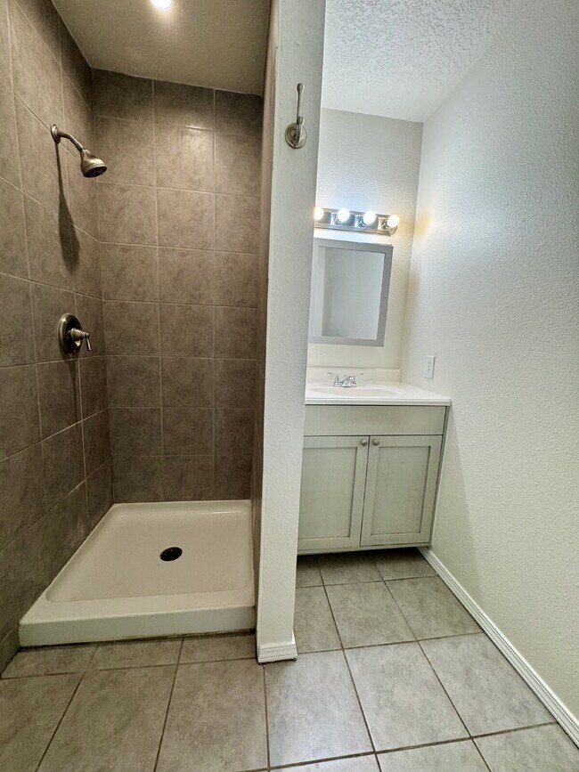 Building Photo - Location, Location, Location! Convenient t...