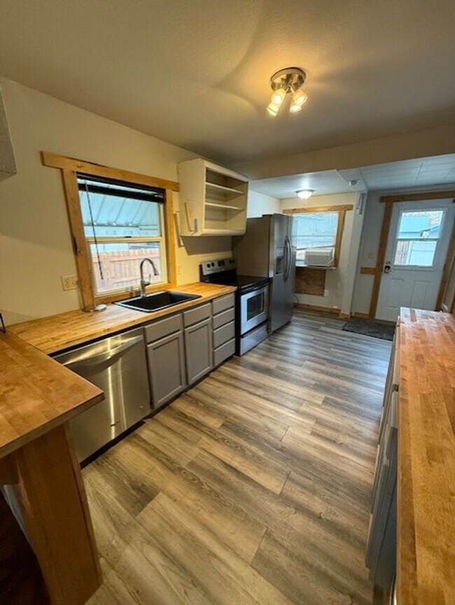 Building Photo - Great downtown location!