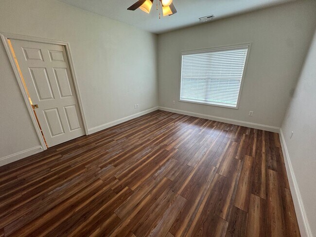 Building Photo - Experience Modern Main-Level Living in a Private Oak Ridge Community