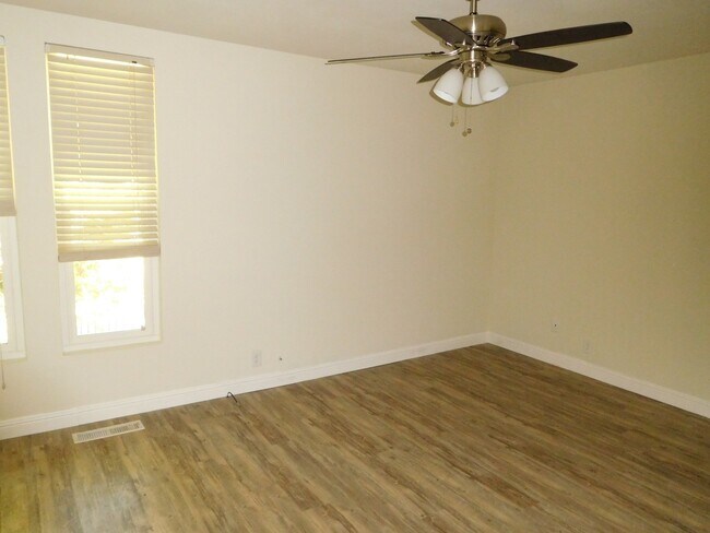 Building Photo - 2 bedroom, 1 1/2 bath, Roundtree Court in the Greenhaven area