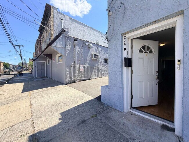 Building Photo - Move in July 1st • Spacious 1BR w/ Bonus Room Open Layout • Assigned Parking • Appliances • Garfield