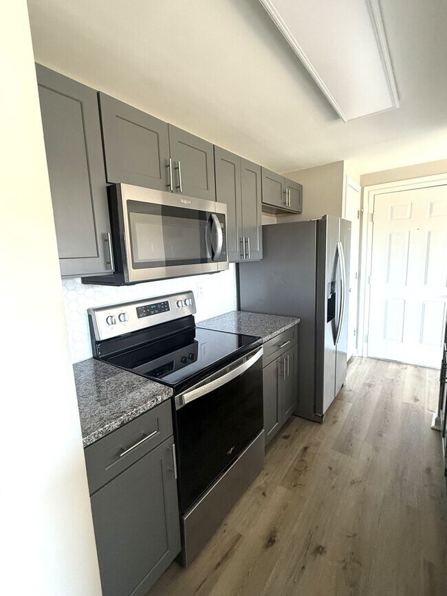 Building Photo - 3 BEDROOM CONDO. Walking Distance to Unive...