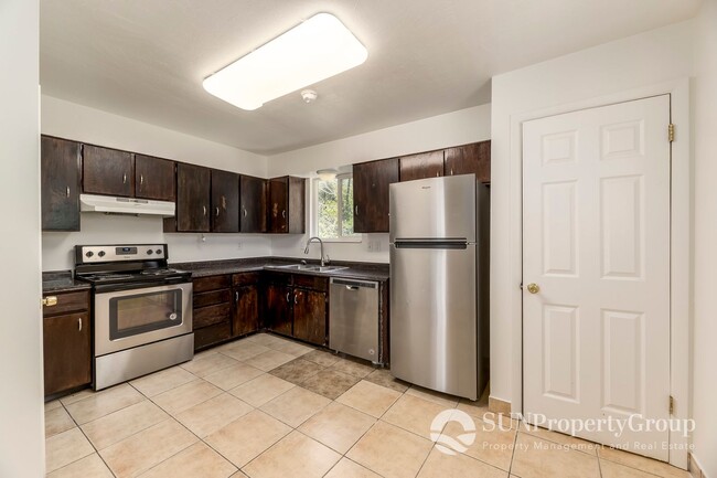Building Photo - Updated Duplex In Great West Valley Area