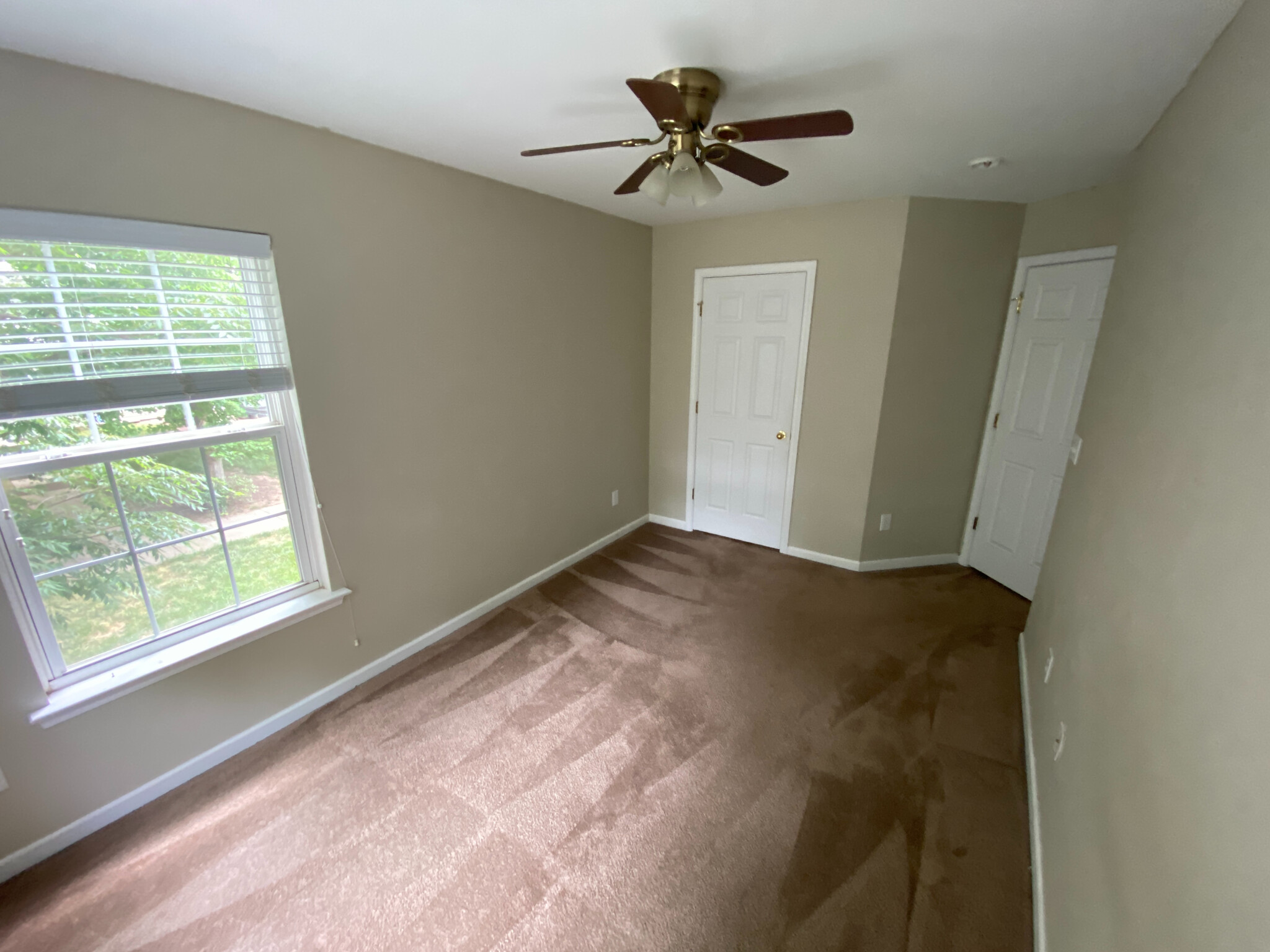 Building Photo - Room in Townhome on Barrymore St