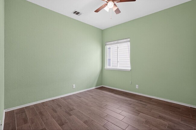 Building Photo - Spacious 3BR w/ Appliances Included + Resort-Style Community Amenities