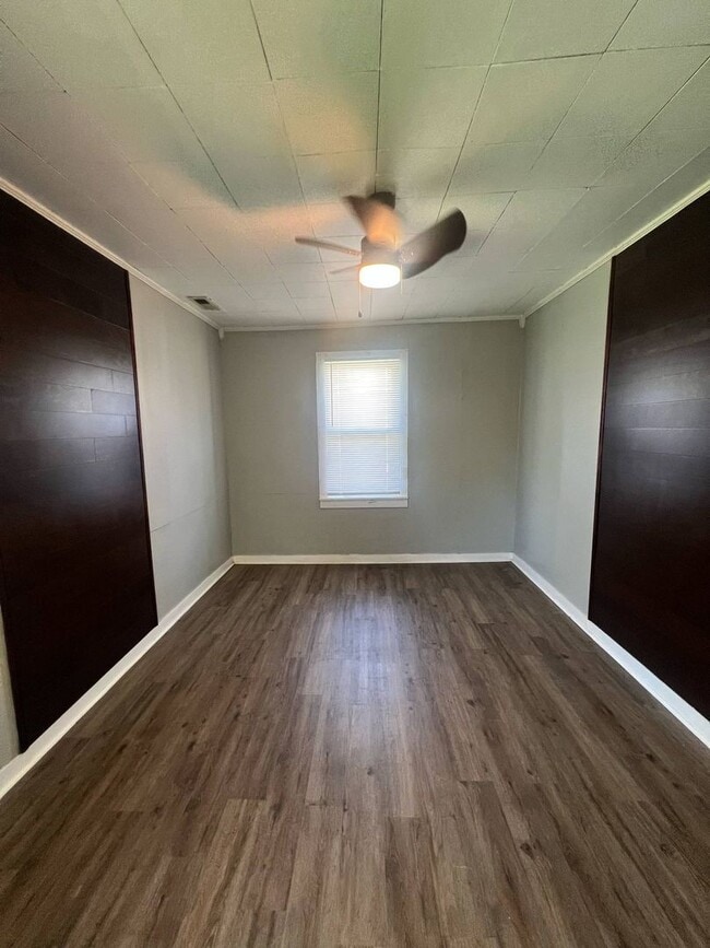 Building Photo - Cute 3 bedroom / 1 bathroom house with fen...
