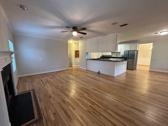 Building Photo - Spacious and Perfectly located 4/2 home in...