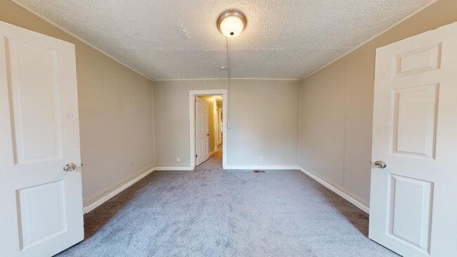 Building Photo - Huge 4 Bedroom Single Family House - almost 1500 SQ FT!