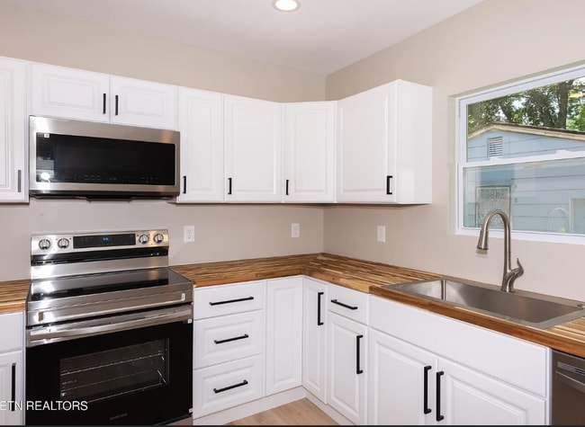 Building Photo - 830 Vermont Ave