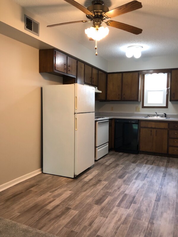 Building Photo - 1730 NW Pine Rd