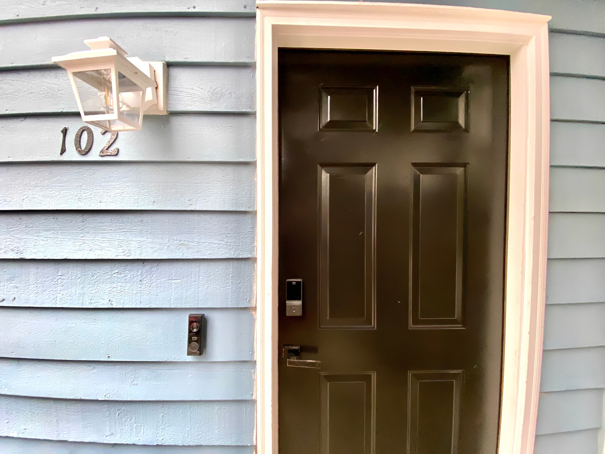 Entry, 36" wide door, first floor, no step entry, smart lock. - 4240 Wilshire Blvd