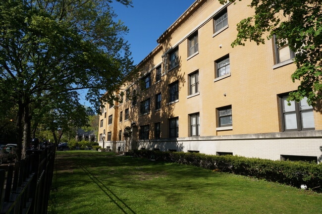 Primary Photo - 650 W Arlington Pl