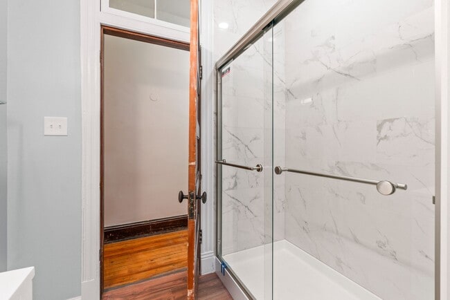 Building Photo - Spacious 6BR/2.5BA in CV AVAILABLE June 2026