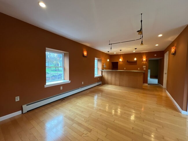 Building Photo - Gorgeous 3 bed, 2 bath home | Lawn Care Included