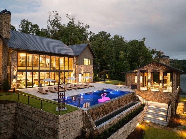 Building Photo - 725 Rocky Point Dr