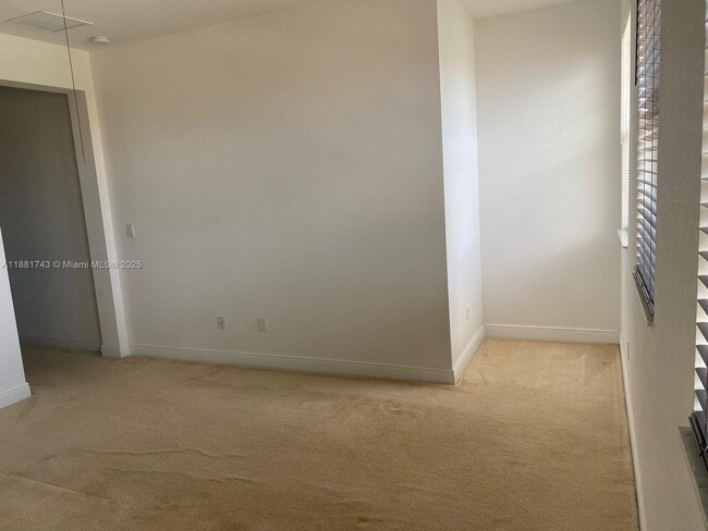 Building Photo - 948 SW 147th Ave