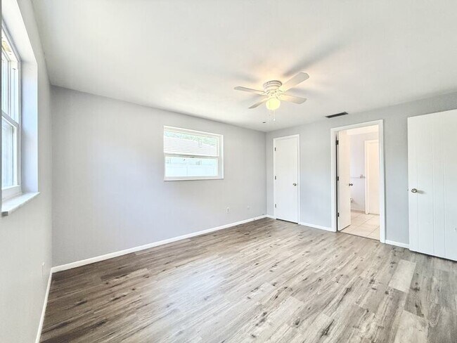 Building Photo - 1501 S Hillcrest Ave