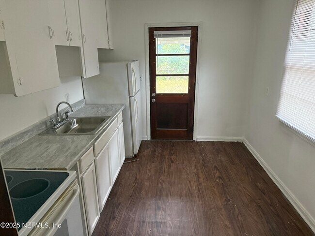 Building Photo - 947 Glencarin St