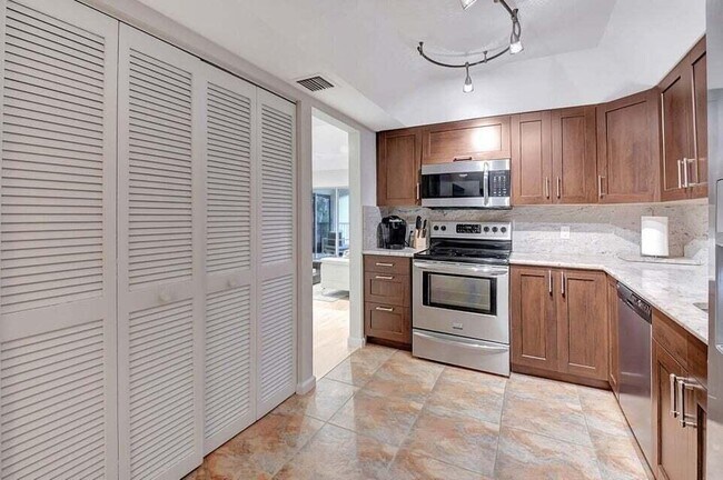 Building Photo - 7370 Orangewood Ln