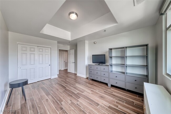 Building Photo - 150 S Las Vegas Blvd