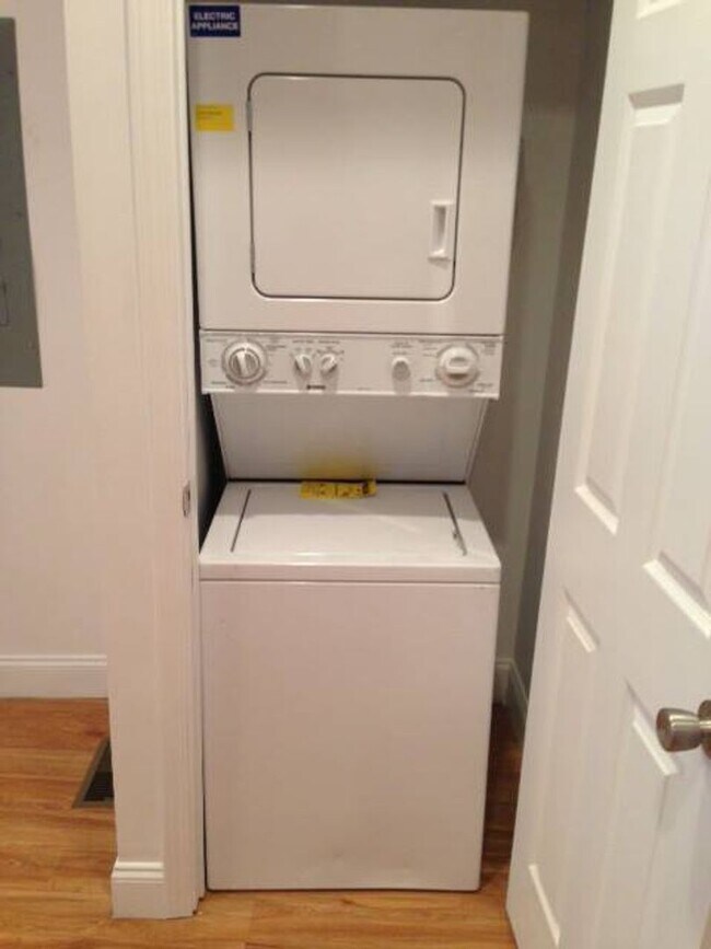 Building Photo - Beautiful 3 bed, 1 bath luxury apartment South Side Flats