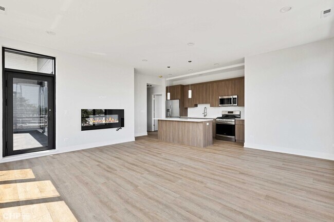 Building Photo - 3204 N Lawndale Ave