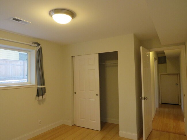 Building Photo - Bellevue Robinswood Mid Century 4bed/3bath Tri-Level $3800.00