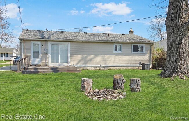 Building Photo - 15760 Oakbrook St