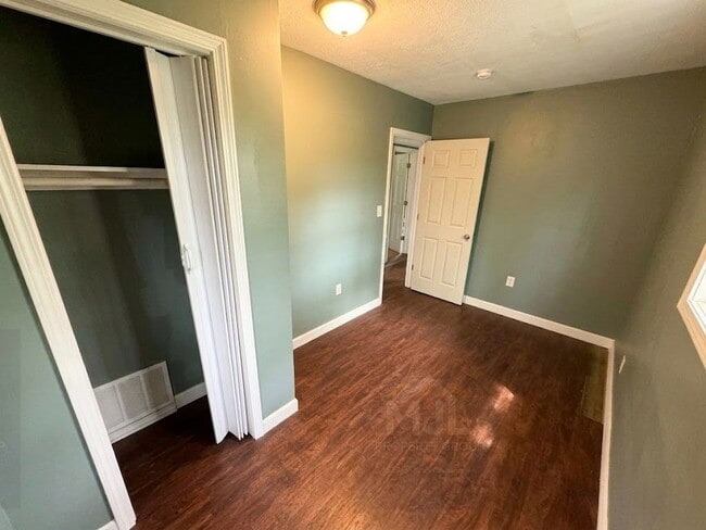 Building Photo - Spacious 3 Bedroom / 1 Bath Apartment in Sugar Creek *Ready Now*