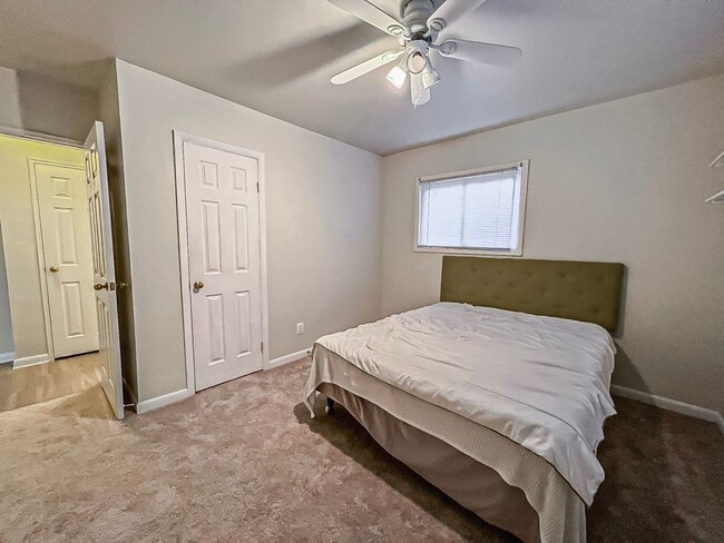 Building Photo - Gorgeous 3 Bedroom 2 Bathroom Unit With Su...