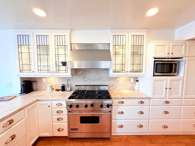 Building Photo - Sophisticated Bright & Spacious Furnished ...
