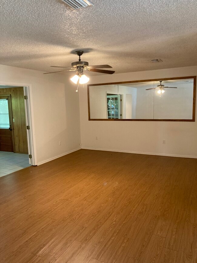 Building Photo - 213 Cotorro Ln