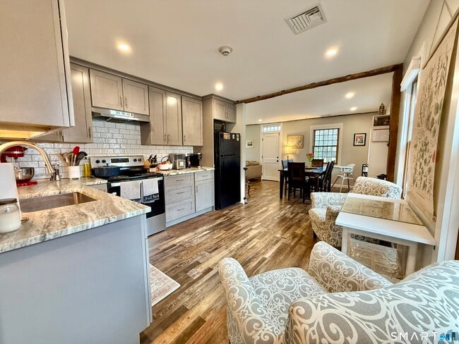 Building Photo - 4 Main St S