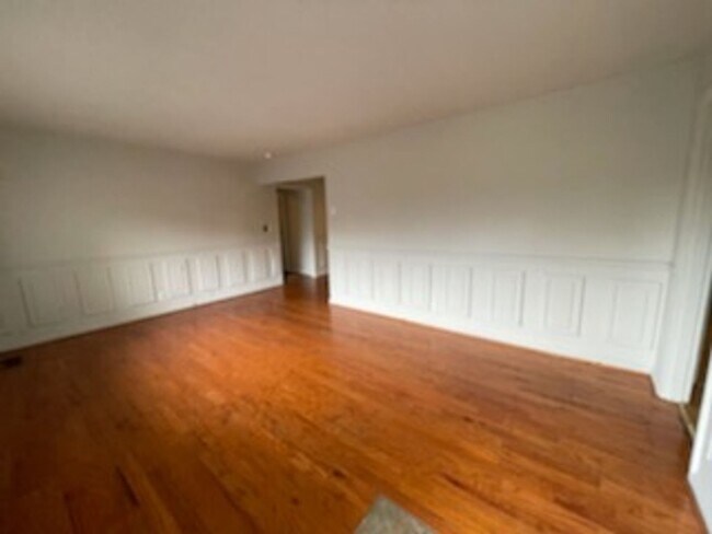 Building Photo - Large 4 Bedroom 2 Bathroom House for Rent