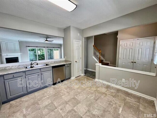 Building Photo - 412 Canyon Lake Cir