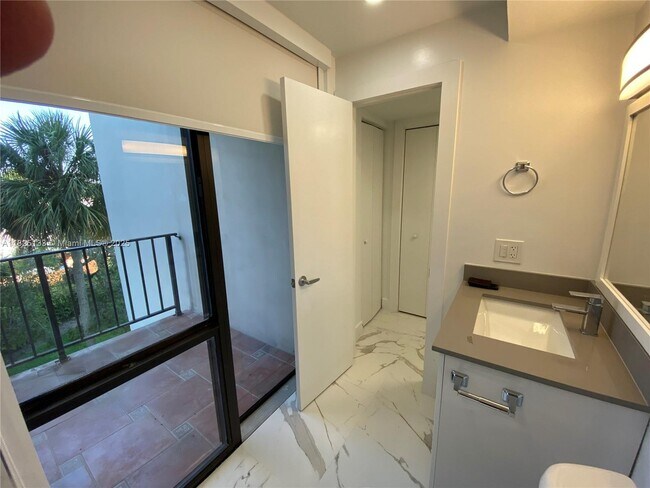 Building Photo - 13951 Kendale Lakes Cir