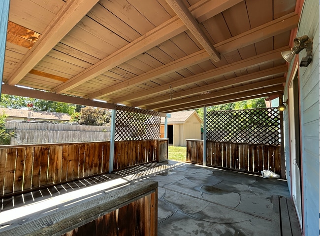 Building Photo - 1033 E Chateau Dr