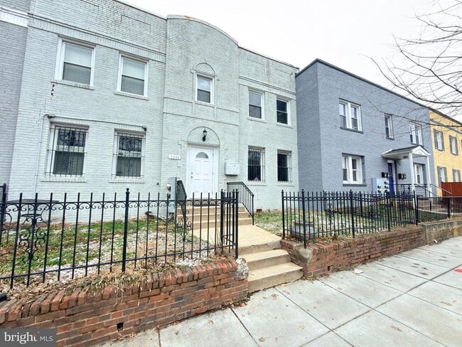 Building Photo - 1246 Queen St NE