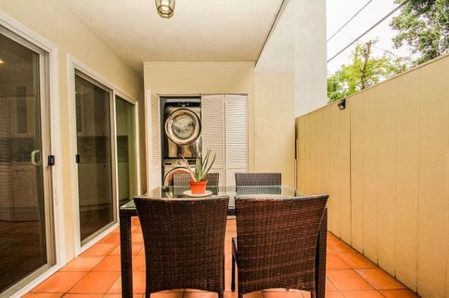 Patio with the apartment with washer and dryer - 423 S Rexford Dr