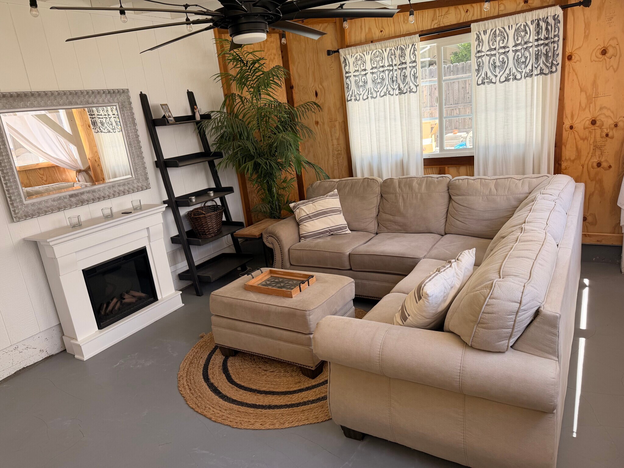 Screened porch, perfect for early mornings - 3075 Forest Hills Dr